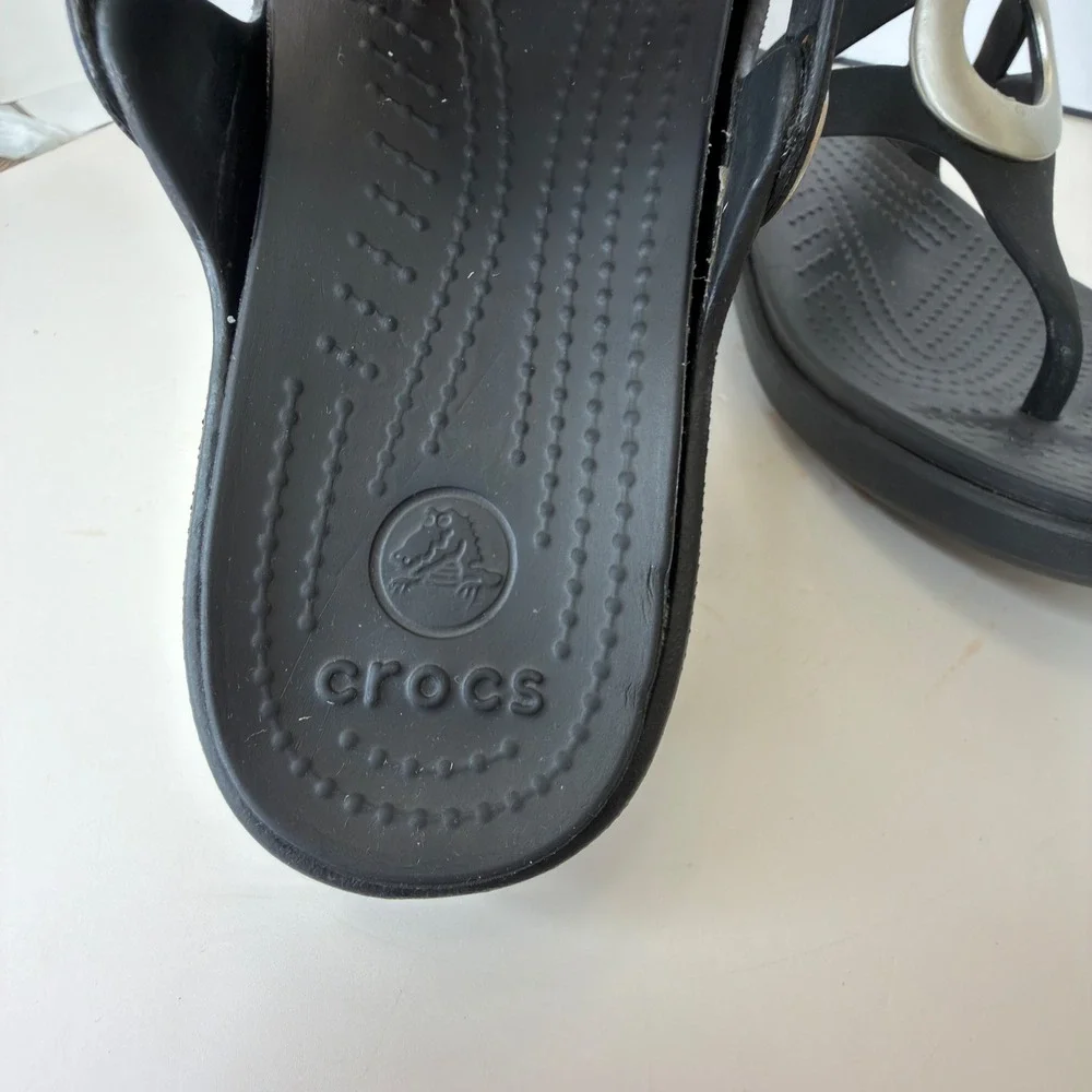 Crocs Sanrah Black Wedge Thong Sandals Silver Ring Accent Womens Size 9